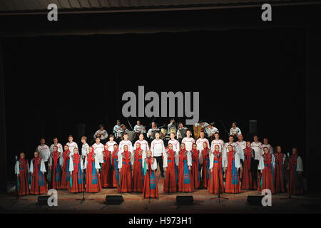 Moscow, Russie - le 19 novembre 2016 : La performance de la Chorale folklorique russe Pyatnitsky dans l'opéra et théâtre de ballet, Syktyvkar. Banque D'Images