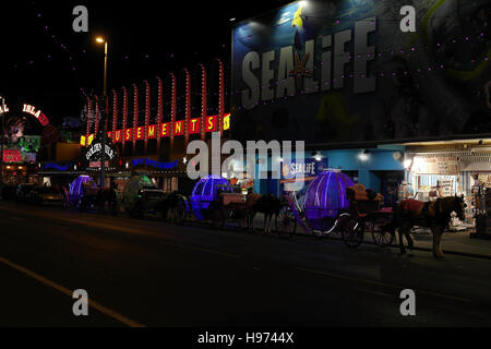 Vue sur la route à 4 Voitures Cendrillon stationné en dehors du Sea Life Centre, Central Promenade, Blackpool Illuminations, UK Banque D'Images