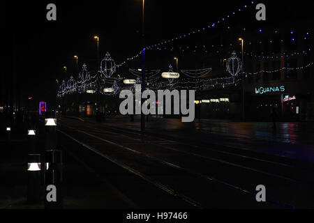 Vue de nuit, à la recherche au nord vers las Iguanas Restaurant, Beach House, Avenue, Blackpool Illuminations, UK Banque D'Images