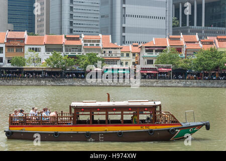 Ferry boat sur la rivière Singapour, Empress Place, civique, District de l'île de Singapour, Singapour Banque D'Images