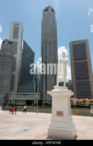 Sir Thomas Stamford Raffles statue et quartier des gratte-ciel derrière, Empress Place, civique, District de l'île de Pulau Ujong Singapour (Singapour), Banque D'Images