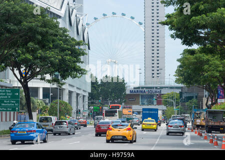 Marina Square et Singapore Flyer de Raffles Boulevard, centre-ville, l'île de Singapour, Singapour Banque D'Images