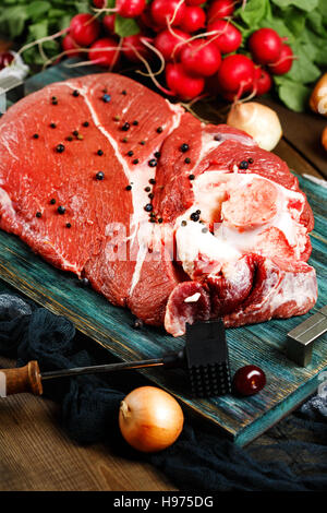 La viande de veau de boeuf frais avec des légumes frais, selective focus Banque D'Images