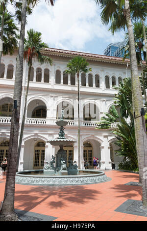 Une cour avec fontaine au Raffles Hotel Singapore, Beach Road, Singapore, Singapour Île Banque D'Images