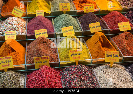 Des épices et du thé sur le marché égyptien à Istanbul Banque D'Images