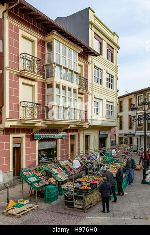 L'alimentation, de l'ouest, et les fruits du marché sur la place principale du village de Ampuero, Cantabria, Espagne, Europe,