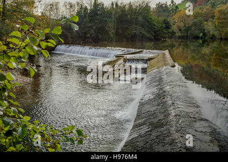 Canalisé l'eau dans la rivière ason, barrage dans la ville de Udalla, Cantabria, Espagne, Europe. Banque D'Images