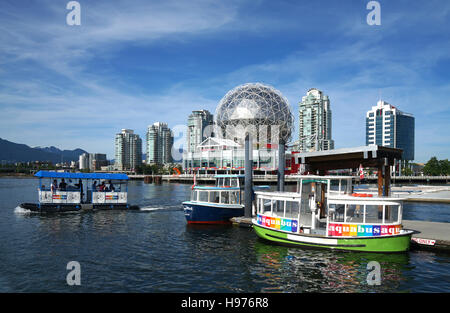 Little ferry boats sur False Creek devant le bâtiment de Science World, Vancouver, Canada Banque D'Images