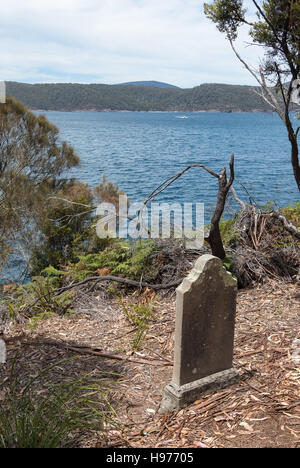 Ancienne, pierres tombales abandonnées sur l'île des morts, Port Arthur, Tasmanie, contenant des détenus et le personnel de la colonie pénitentiaire. Banque D'Images