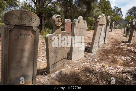 Ancienne, pierres tombales abandonnées sur l'île des morts, Port Arthur, Tasmanie, contenant des détenus et le personnel de la colonie pénitentiaire. Banque D'Images