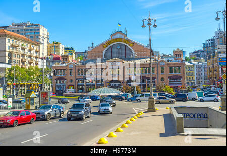 Le marché couvert couvert historique de Bessarabka et Khreshchatyk Avenue, plein de voitures, Kiev, Ukraine Banque D'Images