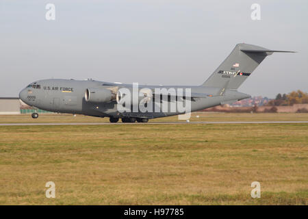 Stuttgart/Allemagne, 22 juin 2016 : Kuwait Air Force Hercules C130 Globemaster III à l'aéroport de Stuttgart. Banque D'Images