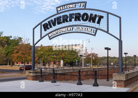 Un signe de bienvenue en arche marque l'entrée de parc Riverfront à Montgomery, Alabama. Banque D'Images