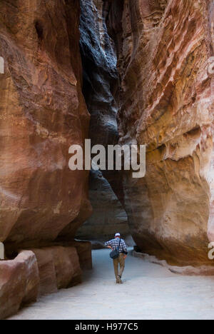 Balades touristiques à travers le siq, Petra, Jordanie Banque D'Images