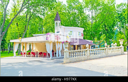 Le café dans le parc d'attractions pour enfants du jardin central, décoré comme le château de conte de fées, Kharkiv, Ukraine Banque D'Images