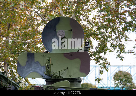 Exposition d'armes militaires lors d'un défilé militaire à Novi Sad, Serbie, 2016 Banque D'Images