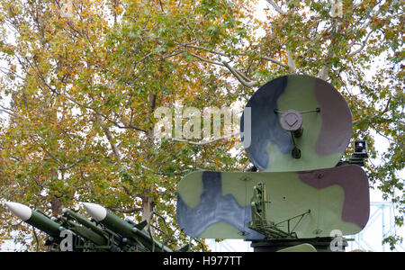 Exposition d'armes militaires lors d'un défilé militaire à Novi Sad, Serbie, 2016 Banque D'Images