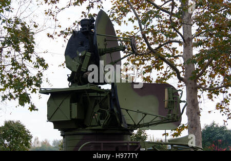 Exposition d'armes militaires lors d'un défilé militaire à Novi Sad, Serbie, 2016 Banque D'Images