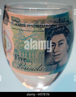 Nouveau polymère cinq pound note dans verre d'eau, Londres Banque D'Images
