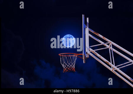 Lune dans un panier de basket-ball. Banque D'Images