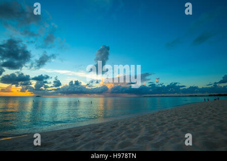 Coucher de soleil sur une mer tropicale avec golden Ciel et nuages Banque D'Images