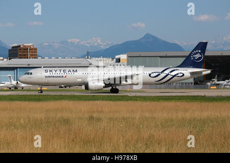 Genève/Suisse 5 Août 2015 : Airbus A31 d'Air France à l'aéroport de Genève. Banque D'Images