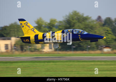 HRADEC KRALOVE, RÉPUBLIQUE TCHÈQUE 3 Juin 2014 : L-39 Avion abeilles baltique en tchèque de l'équipe Jet Air Fest International Air Show. Banque D'Images