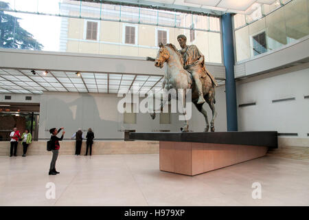 Les touristes à l'empereur Marco Aurelio sur l'Italie, les musées du Capitole, Musei Capitolini monument touristique du patrimoine de l'art Banque D'Images