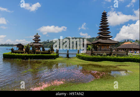 Temple Pura Hindu-Buddhist Ulan Danu Bratan sur les rives du lac Bratan Bali en Indonésie Banque D'Images