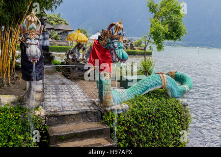 Temple Pura Hindu-Buddhist Ulan Danu Bratan sur les rives du lac Bratan Bali en Indonésie Banque D'Images