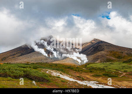 La fumée se déverse de fumerolles au Mt. Asahidake volcan dans le Parc National de Daisetsuzan, Hokkaido, Japon à l'automne Banque D'Images