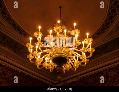 Superbe lustre de style vintage est suspendu au plafond décoré Banque D'Images