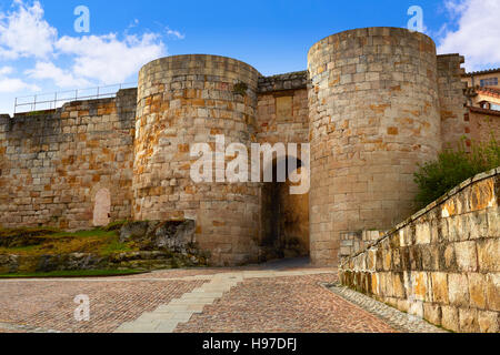 Zamora porte de Dona Urraca en Espagne par la via de la Plata chemin de Santiago Banque D'Images