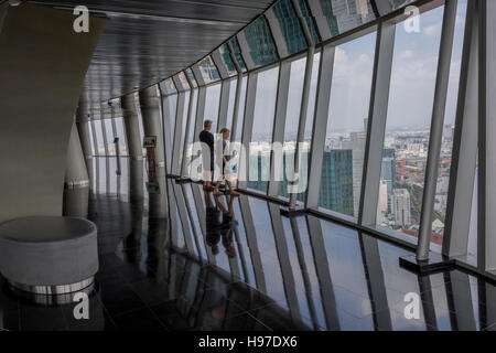 Couple à admirer la vue de la Britexco,financial tower à Ho Chi Minh city Vietnam Banque D'Images