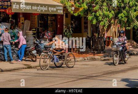 L'homme ayant des besoins spéciaux sur cycle spécialement adaptés à Siem Reap au Cambodge Banque D'Images