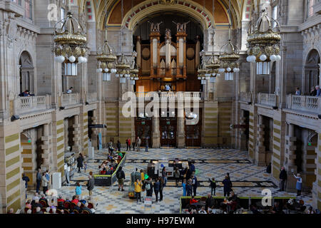 L'intérieur du musée de Kelvingrove Glasgow à l'intérieur des galeries considérant d'organes Banque D'Images