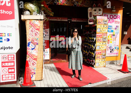 Traveler femme thaïlandaise se lever et poser à l'avant du centre commercial local à Shinjuku City le 19 octobre 2016 à Tokyo, Japon Banque D'Images