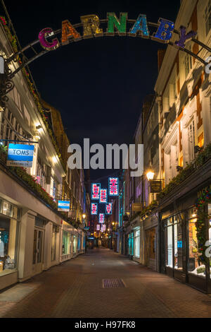 Londres - le 19 novembre 2016 : les lumières de Noël sur Carnaby Street à Londres Banque D'Images