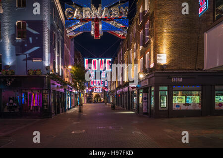 Londres - le 19 novembre 2016 : les lumières de Noël sur Carnaby Street à Londres Banque D'Images