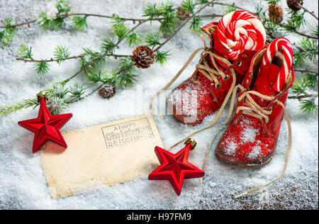 Décoration de Noël étoile rouge, des bonbons et un bébé sur la neige fond. Carte postale vide pour votre texte Banque D'Images