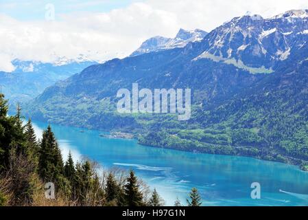Voir plus de Kulm, Interlaken, Suisse. Montagnes et un lac. Banque D'Images