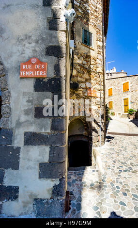 Rue de Templier ; une rue dans le village de Grimaud, Var, sud de la France, pas de personnes sur une journée ensoleillée. Banque D'Images