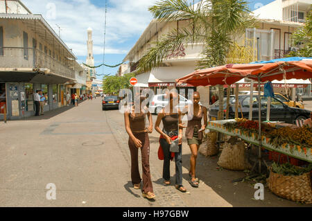 Saint Denis, île de la Réunion, France - 30 décembre 2002 : les gens marcher dans la rue piétonne au centre de Saint Denis en Ile de Fran Banque D'Images