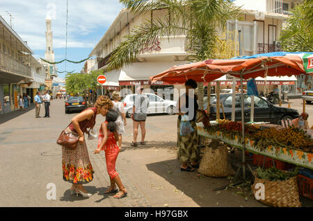 Saint Denis, île de la Réunion, France - 30 décembre 2002 : les gens marcher dans la rue piétonne au centre de Saint Denis en Ile de Fran Banque D'Images