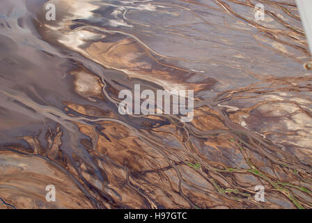 Vue aérienne de différentes teintes et structures de terrain du lac Natron en séchant jusqu'au cours de la saison chaude Banque D'Images