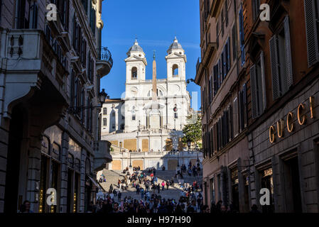 Rome. L'Italie. Vue de la Via dei Condotti vers l'Espagne et l'église de la Trinità dei Monti sur la Piazza di Spagna. Banque D'Images