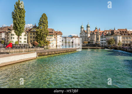 La rivière Reuss à l'intérieur de la vieille ville de Lucerne, en Suisse Banque D'Images