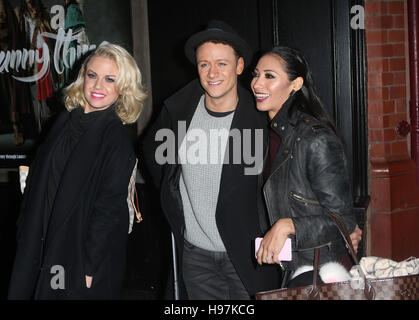 (De gauche à droite ) Joanne Clifton, Kevin Clifton et Karen Clifton quittent la tour de bal, Blackpool après ce week-end's Strictly Come Dancing Show. Banque D'Images