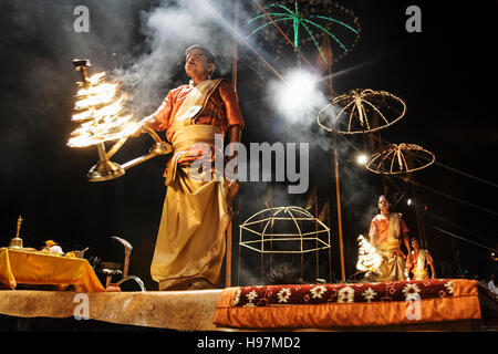 Aarti cérémonie à Dashashwamedh Ghat de Varanasi, Uttar Pradesh, Inde, Asie Banque D'Images