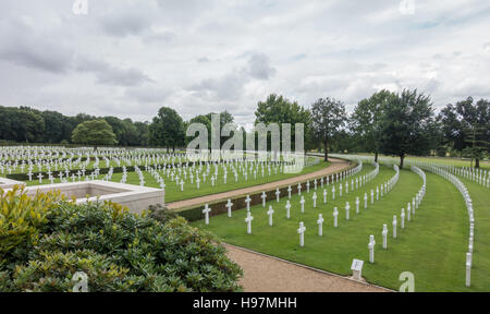 Les rangées de pierres tombales au cimetière Américain de Cambridge, près de Cambridge, où près de 4000 soldats américains sont enterrés. Banque D'Images